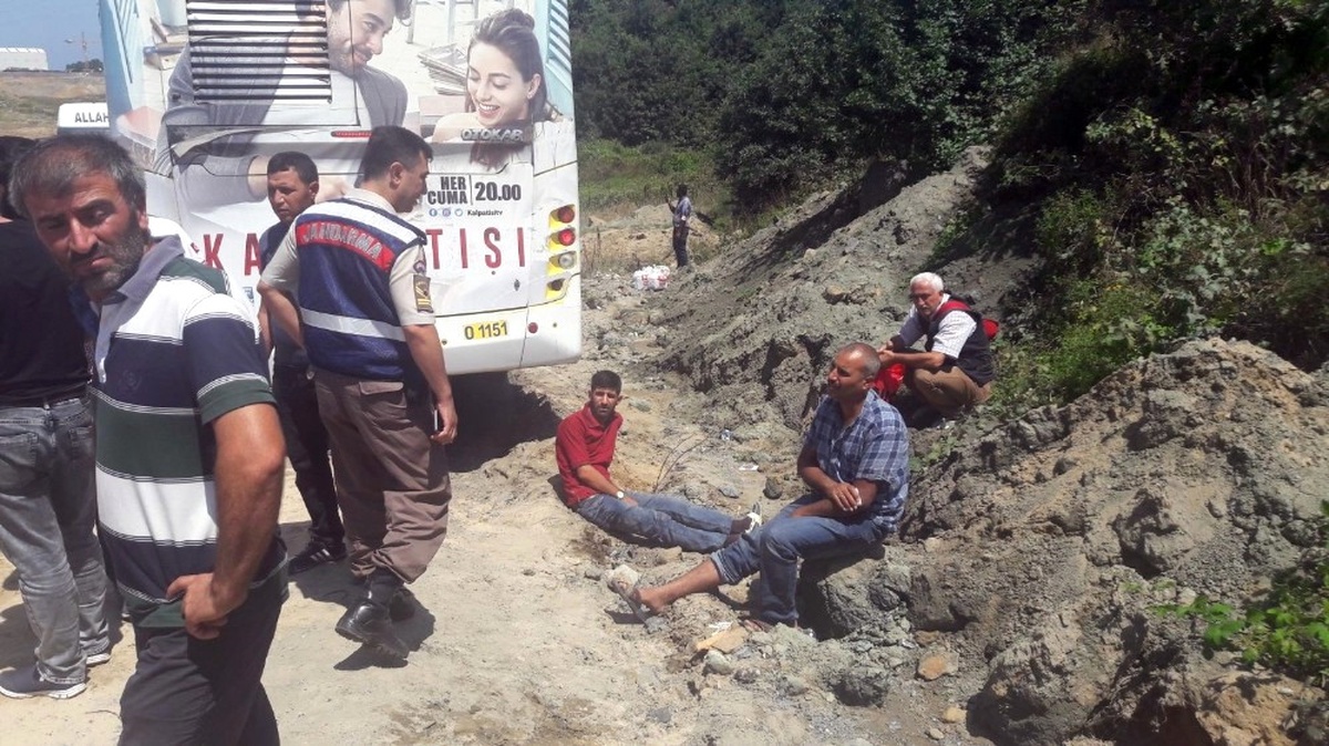 Eyüp\'te Hafriyat Kamyonu ve İett Otobüsü Çarpıştı: 12 Yaralı