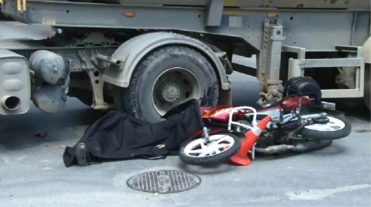 Geniş Haber) Kadıköy\'de Hafriyat Kamyonunun Altında Kalan Motosiklet Sürücüsü Hayatını Kaybetti