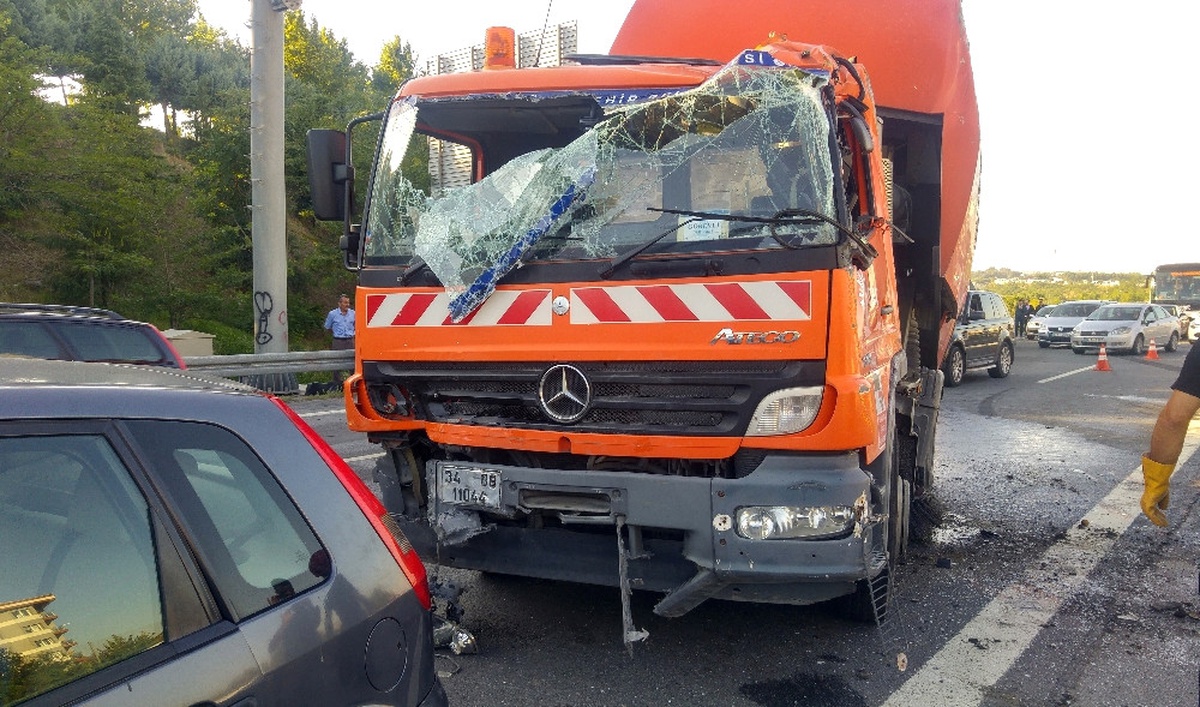 Geniş Haber) Kağıthane\'de Trafik Kazası: 4 Yaralı (1)