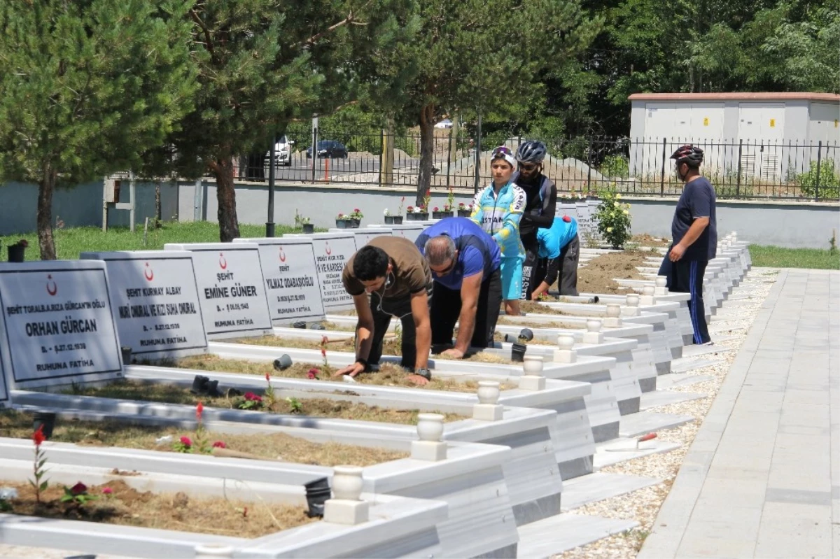 Gönüllü Gençler Şehitliği Çiçeklerle Donattı