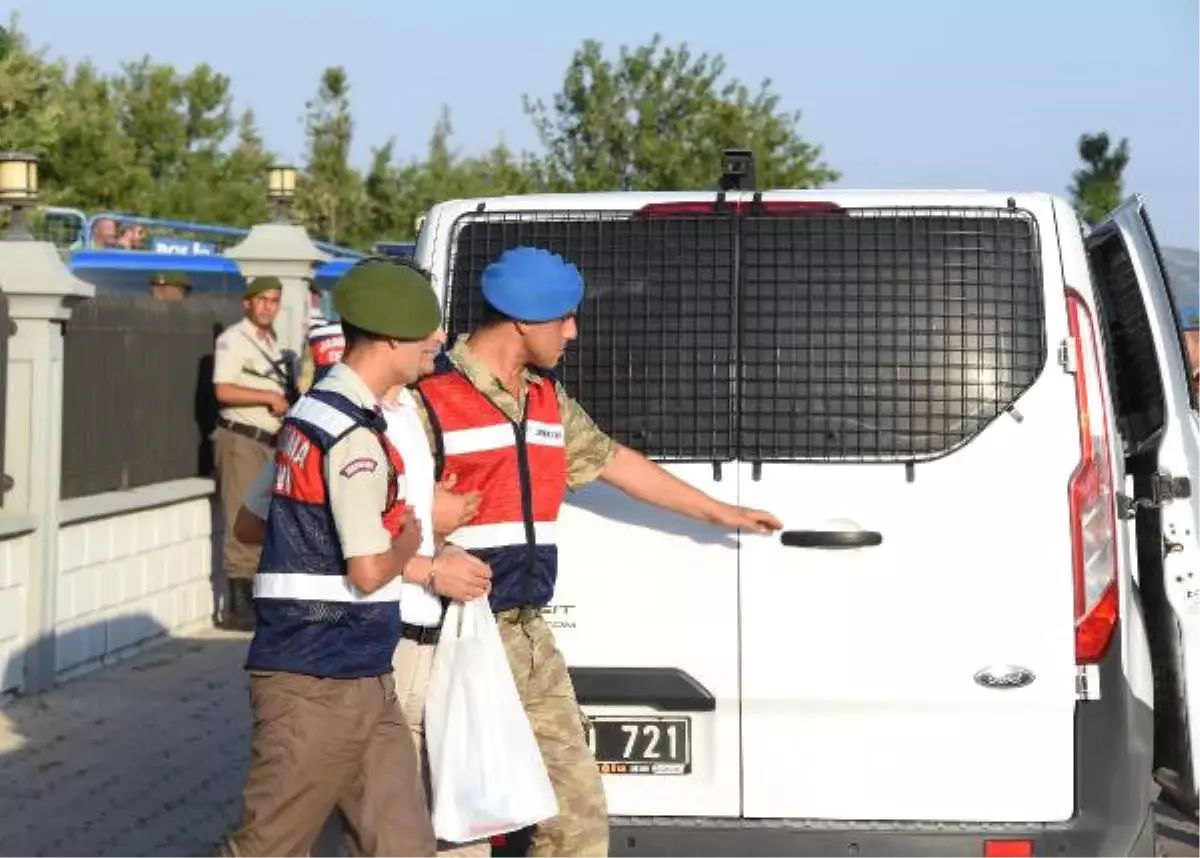 Güçlük Çıkartan Darbeci Askerler Ayrı Araçlarda Getirildi (2)