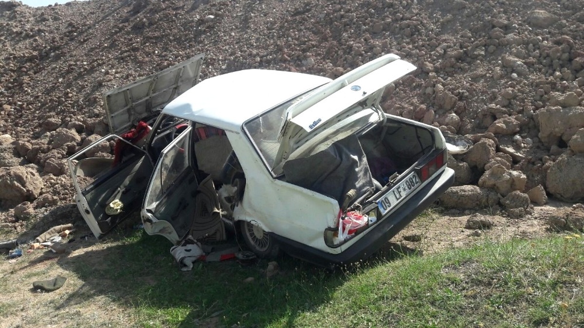 Hurdaya Dönen Otomobilden 5 Kişi Sağ Çıktı