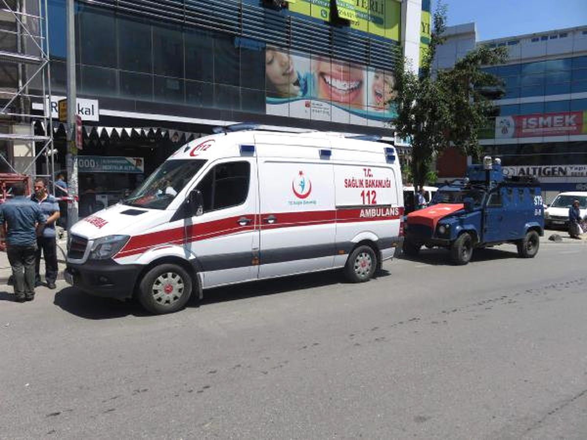 İşçiler Asansör Boşluğuna Düştü; 1 Ölü 1 Ağır Yaralı