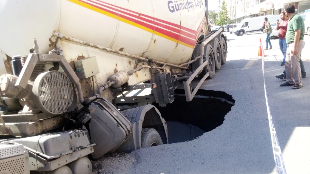 Istanbul\'da Yol Çöktü