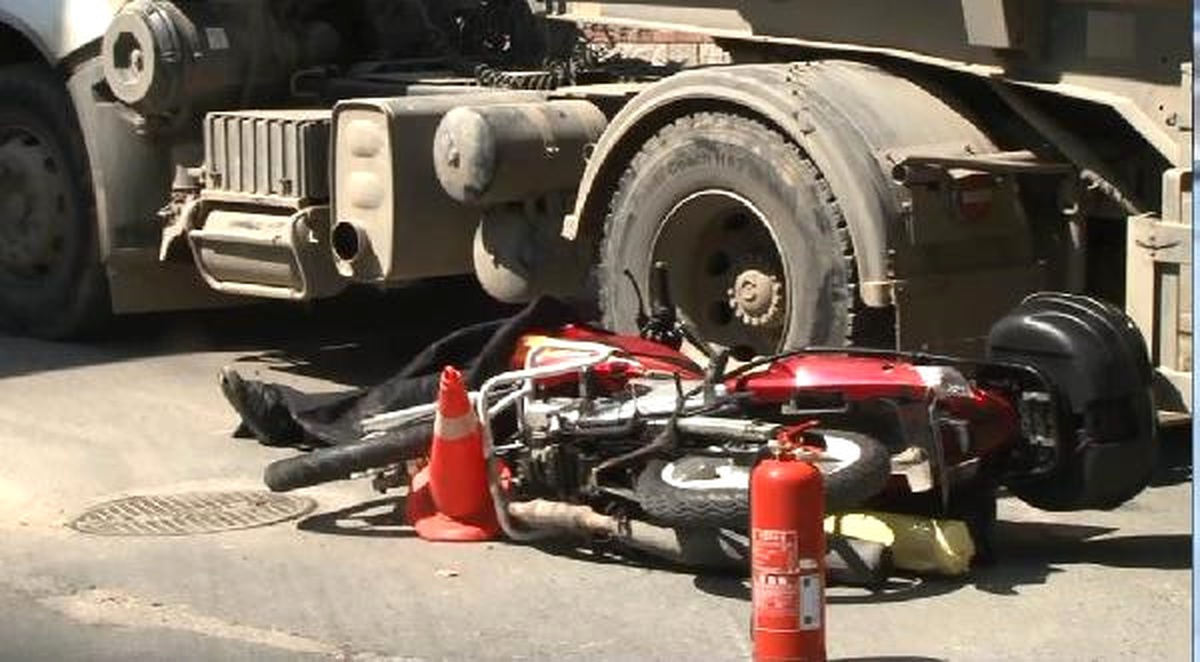 Kadıköy\'de Hafriyat Kamyonu Motorsikletliyi Ezdi (1)