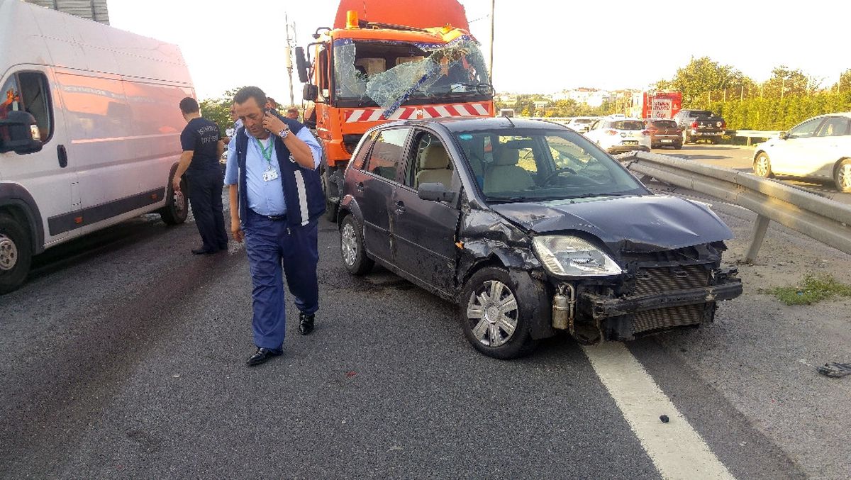 Kağıthane Tem\'de Trafik Kazası: 4 Yaralı