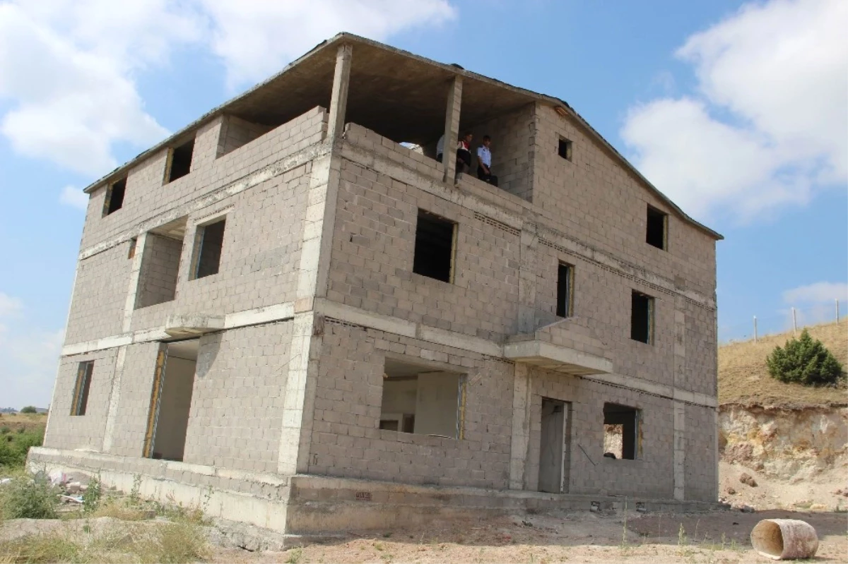 Kapadokya\'da Sit Alanına Yapılan 3 Katlı Bina Yıkıldı