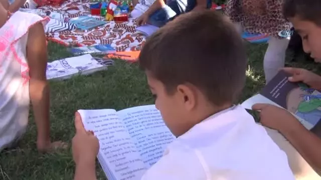Çocuklar Parkta Kitap Okuyacak Çocuklar Parkta Kitap Okuyacak