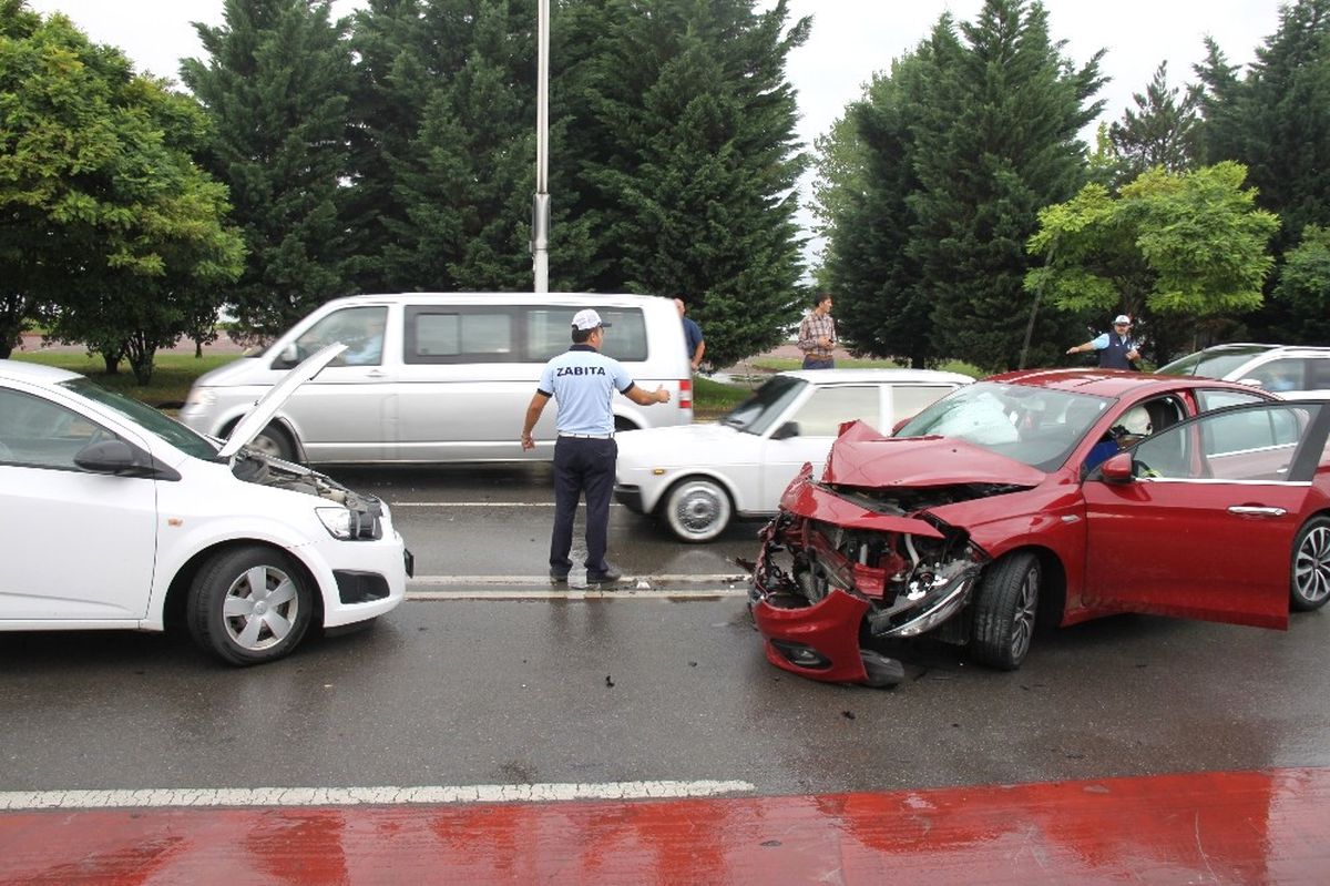 Kocaeli\'de Trafik Kazası: 2 Yaralı