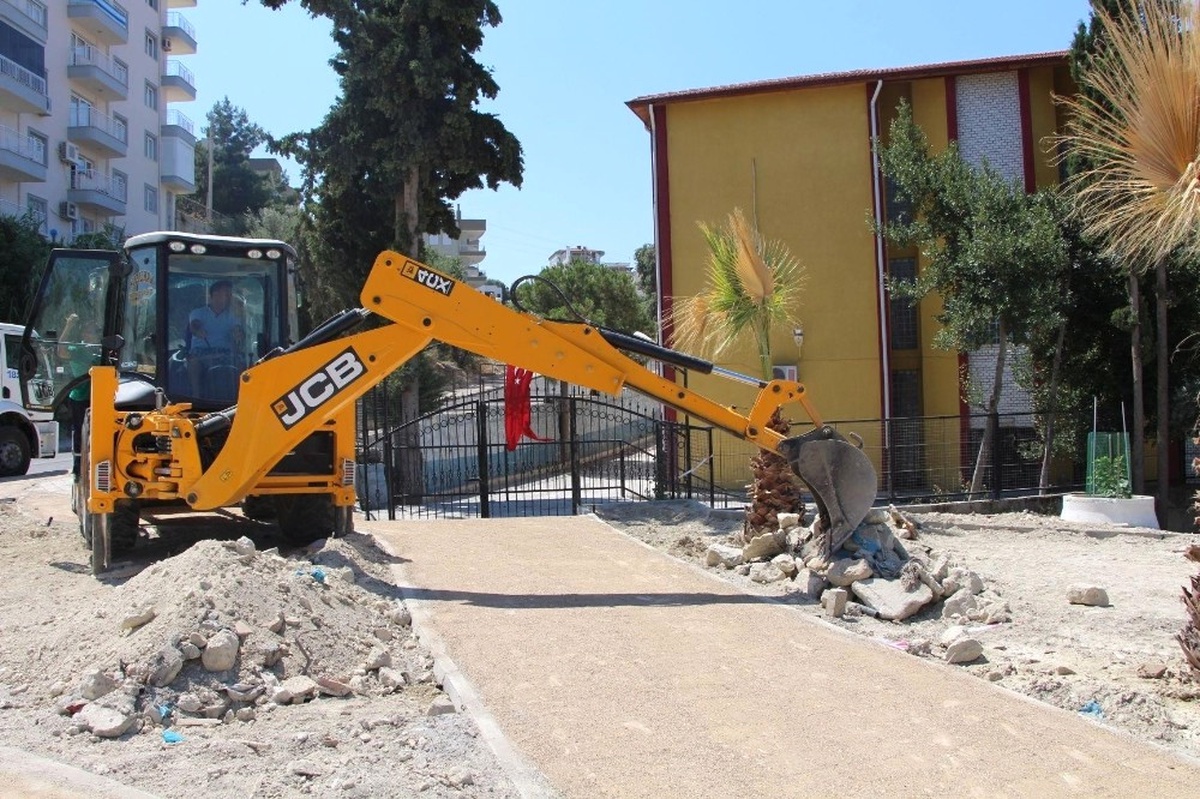 Kuşadası\'nda Şehit Yarbay Songül Yakut Parkı\'nın Yapımı Devam Ediyor