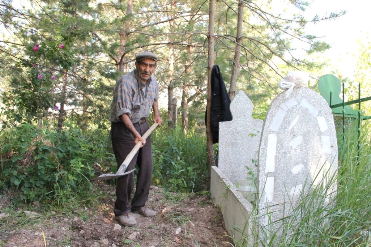 Mezarcı Yılmaz\'ı Son Yolculuğuna 15 Kişi Uğurladı