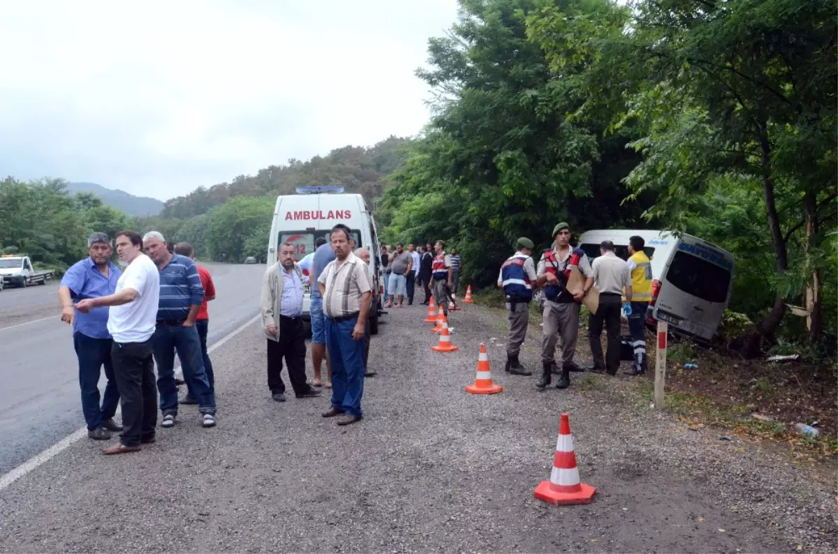 Minibüs Ormanlık Alana Uçtu: 1 Ölü, 11 Yaralı