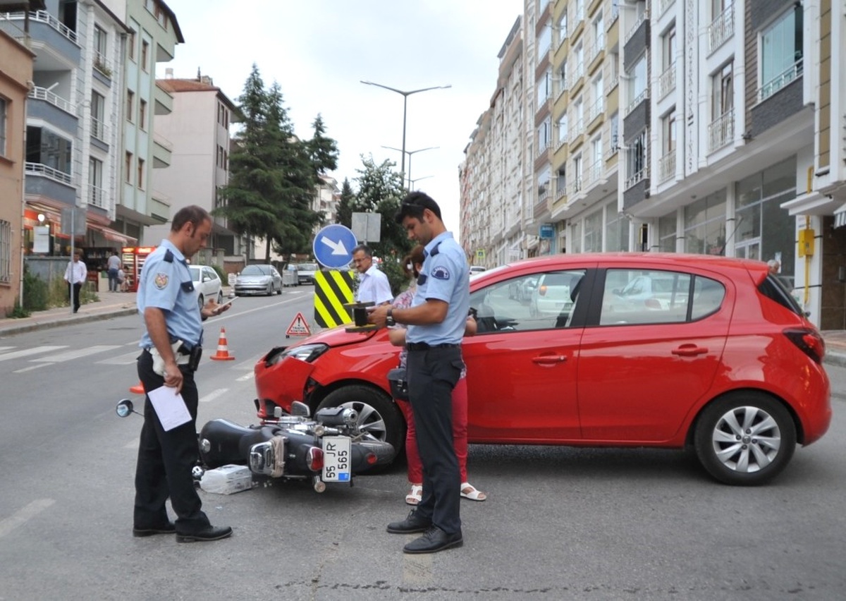 Otomobil Motosikletle Çarpıştı: 1 Yaralı