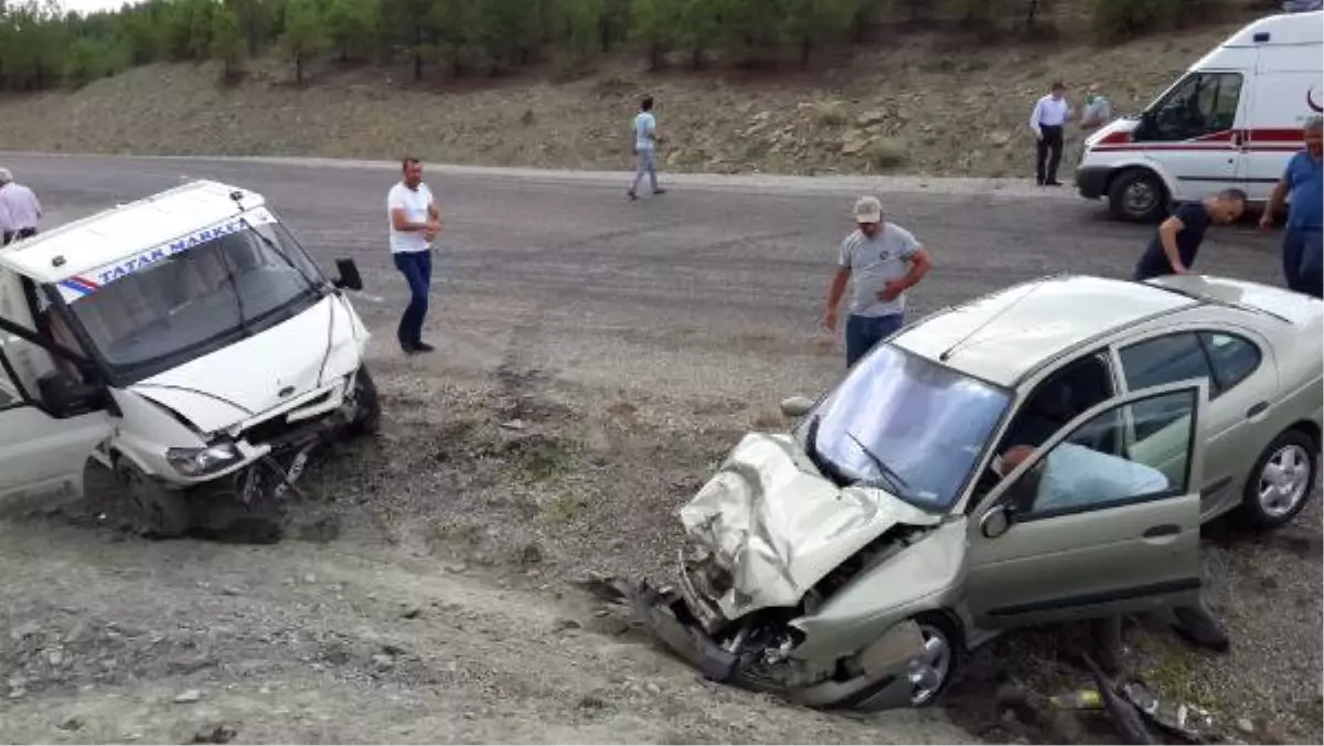 Otomobille Kamyonet Çarpıştı: 4 Yaralı