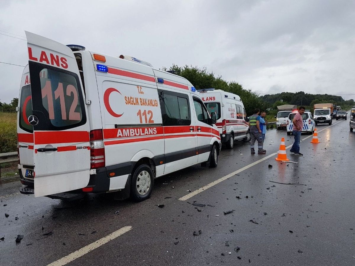 Sakarya\'da Trafik Kazası: 6 Yaralı