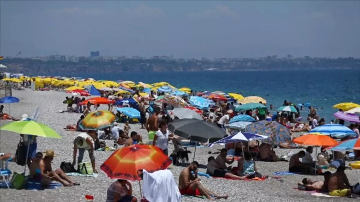 Turist Sayısı Artıyor, Gelir Düşüyor