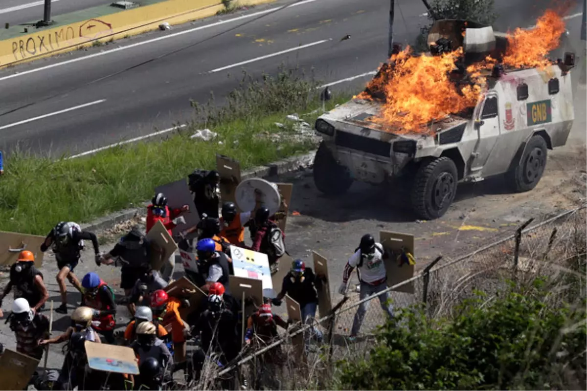 Venezuaella\'da Polis Aracının Göstericileri Ezdiği Anların Görüntüleri Ortaya Çıktı