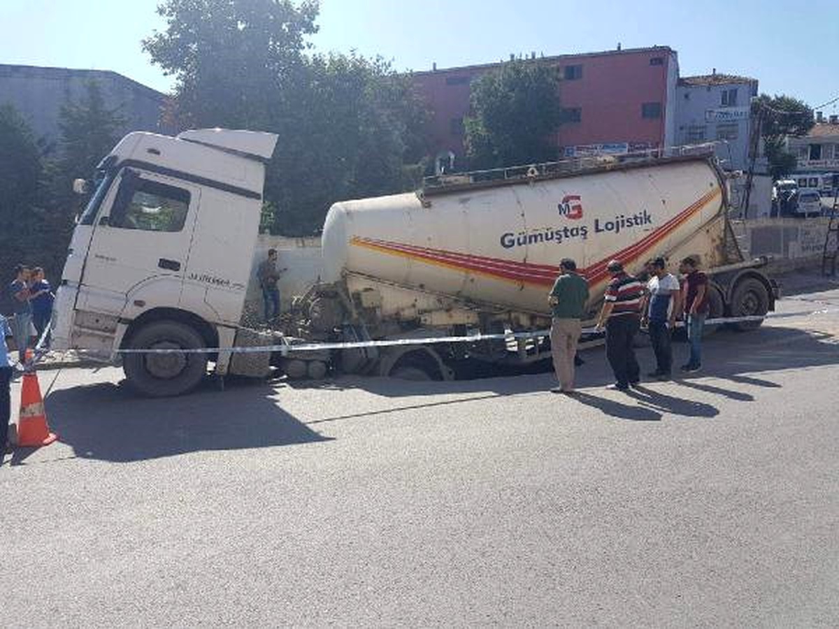 Yol Çöktü,beton Kamyonu İçine Düştü