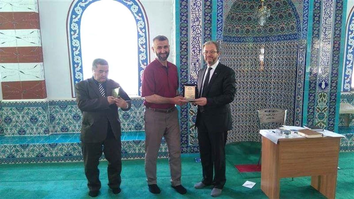 Altıntaş\'ta Emekli Olan İmamlara Plaket