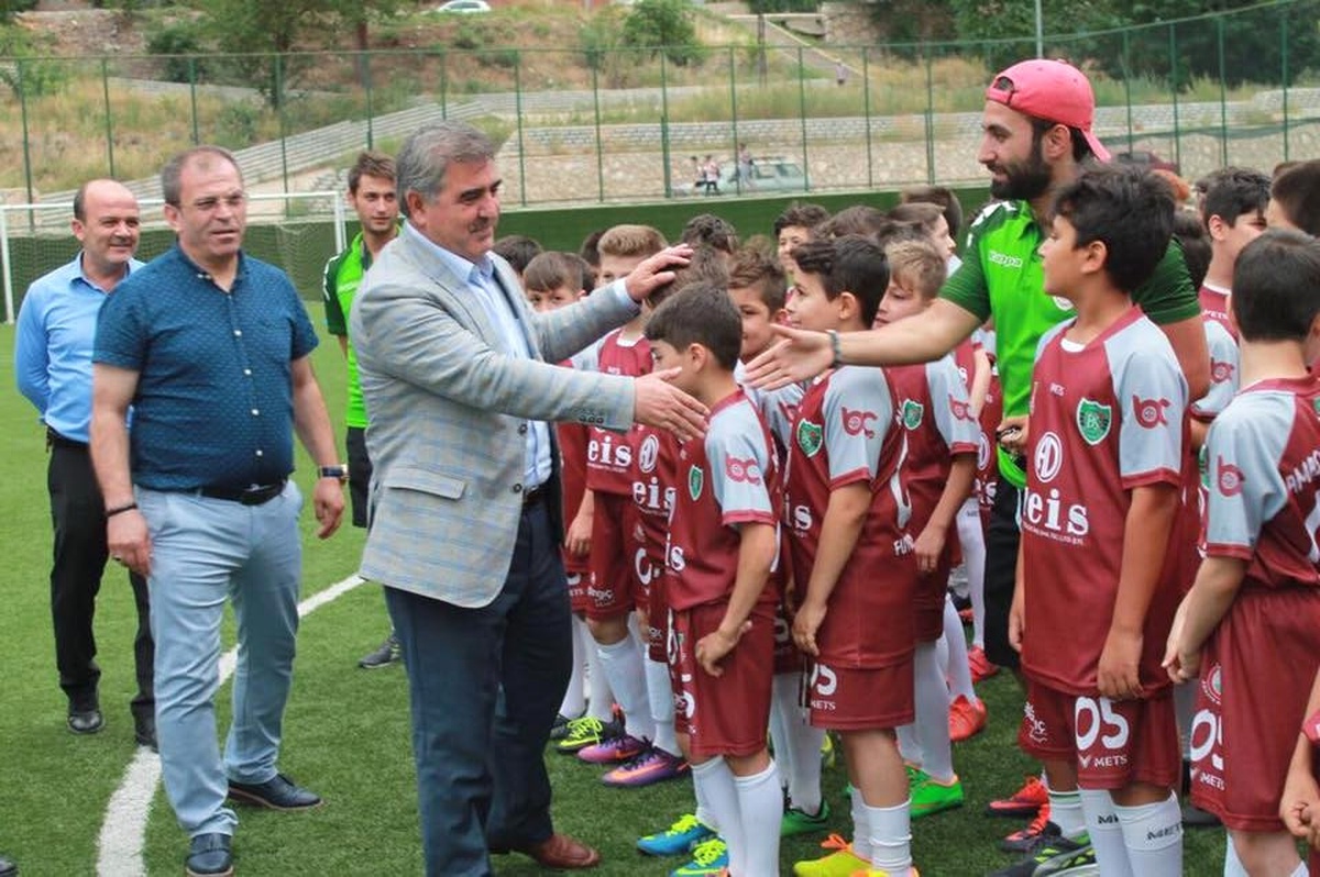 Amasya Belediyespor\'dan 200 Çocuğa Futbol Eğitimi
