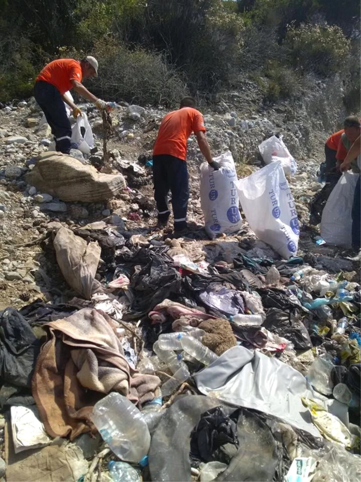 Aydın\'da Umut Yolcularından Geriye Kalan Çöpler Temizlendi