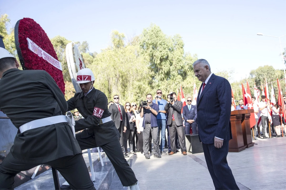 Başbakan Yıldırım, Kıbrıs\'ta Atatürk Anıtı\'na Çelenk Bıraktı