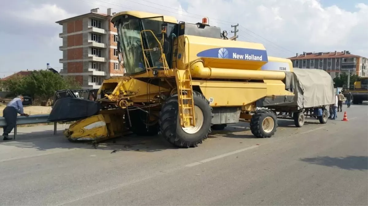 Biçerdöverle Çarpışan Kamyonetteki Kişi Yaralandı