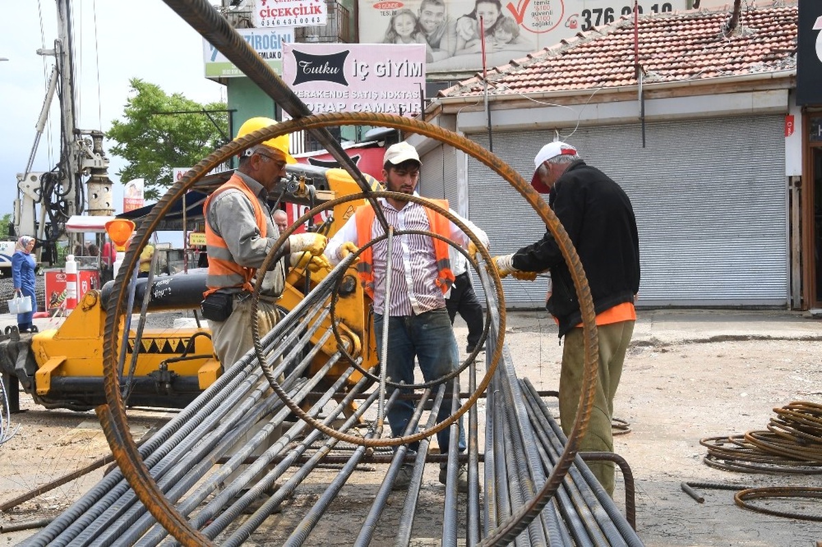 Bostancık\'ta 4 Caddenin Kesişimine Köprülü Kavşak