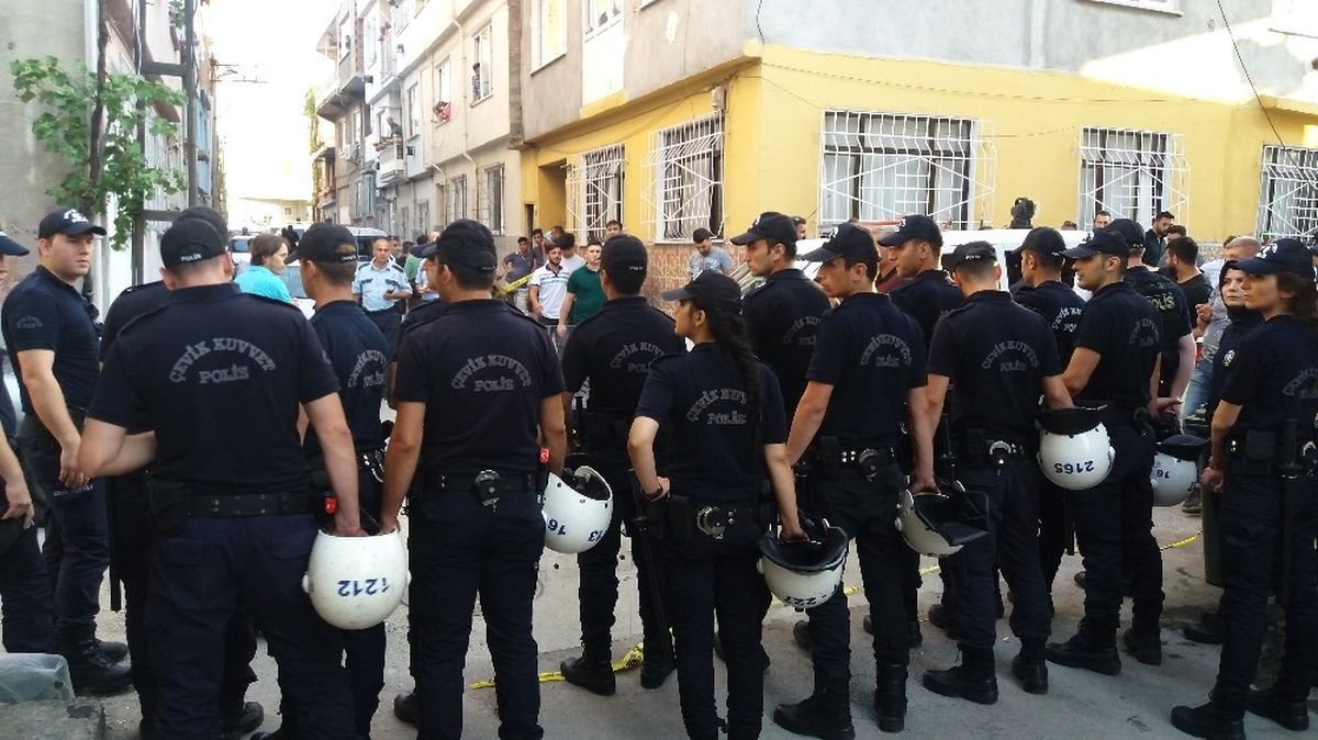Bursa\'da Uyuşturucu Sattığı İddia Edilen Aile ile Mahalleli Arasında Kavga: 3 Yaralı