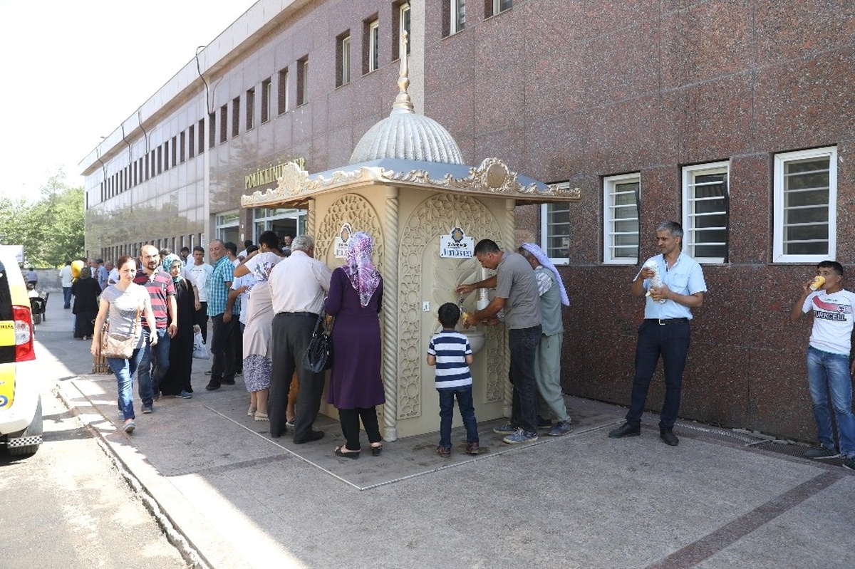 Büyükşehir Belediyesi Her Gün 4500 Kişiye Ücretsiz Limonata Dağıtıyor