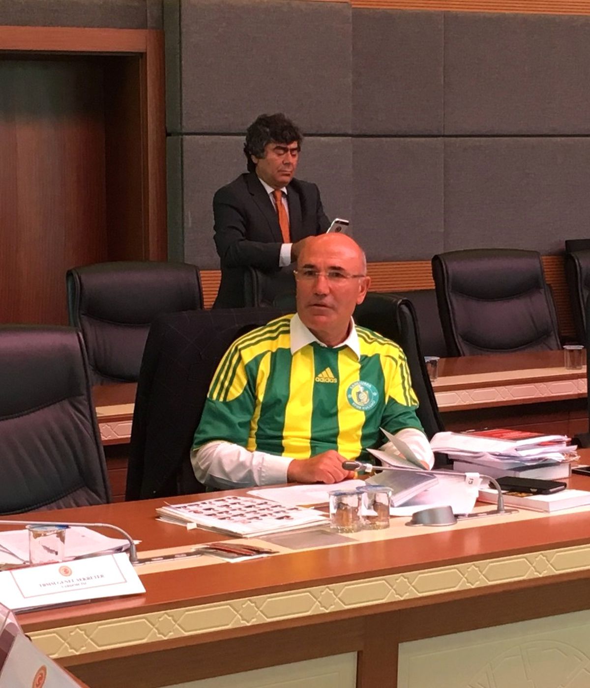 CHP\'li Tanal, Anayasa Komisyonuna Şanlıurfaspor Forması ile Geldi