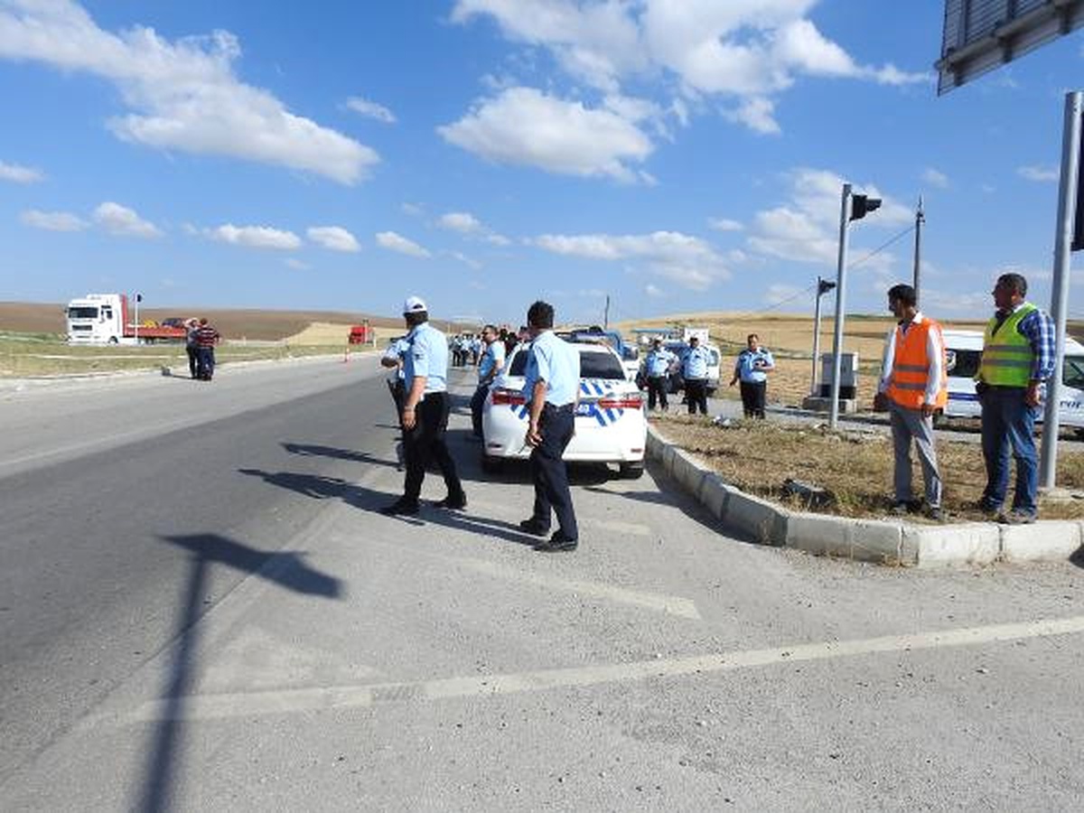 Çorum\'da Tur Otobüsü ile Otomobil Çarpıştı: 3 Ölü, 26 Yaralı