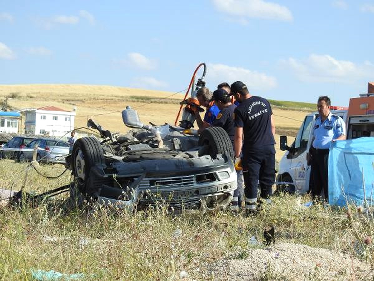 Çorum\'da Tur Otobüsü ile Otomobil Çarpıştı: 3 Ölü, 26 Yaralı
