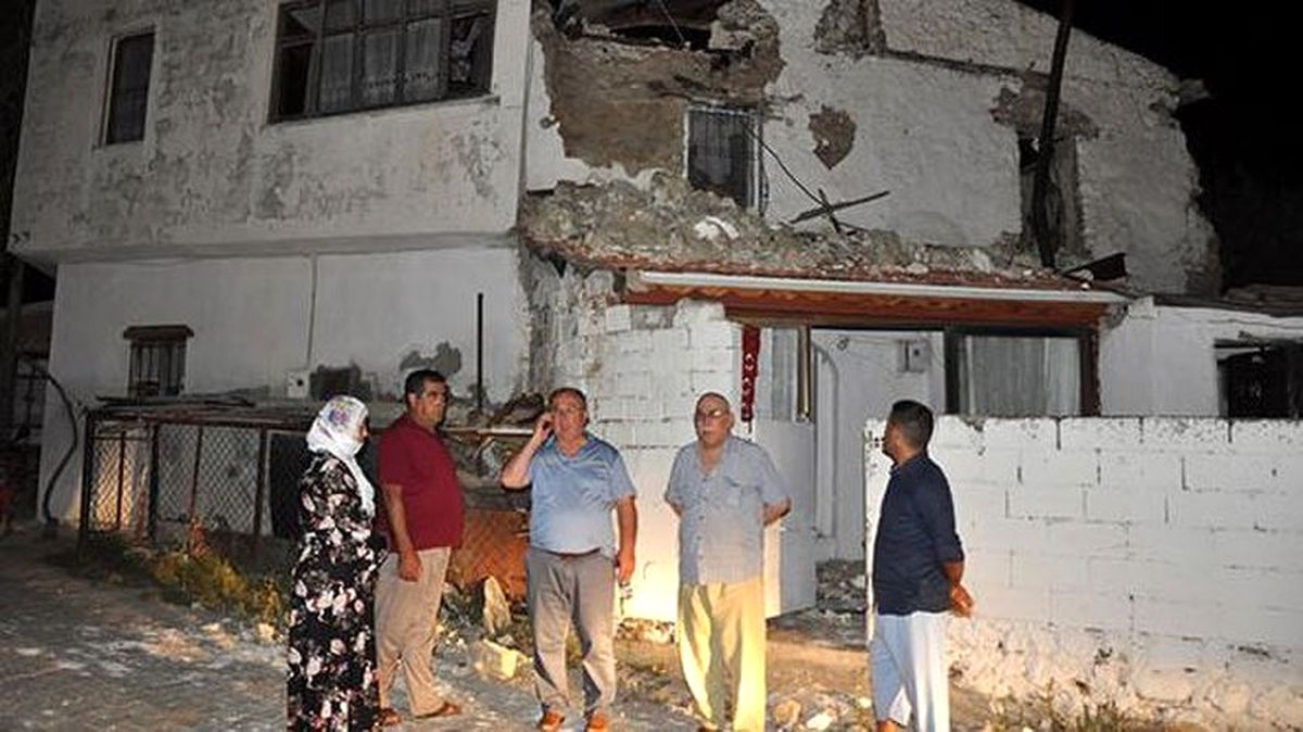 Deprem Marmarisliler\'i Sokağa Döktü