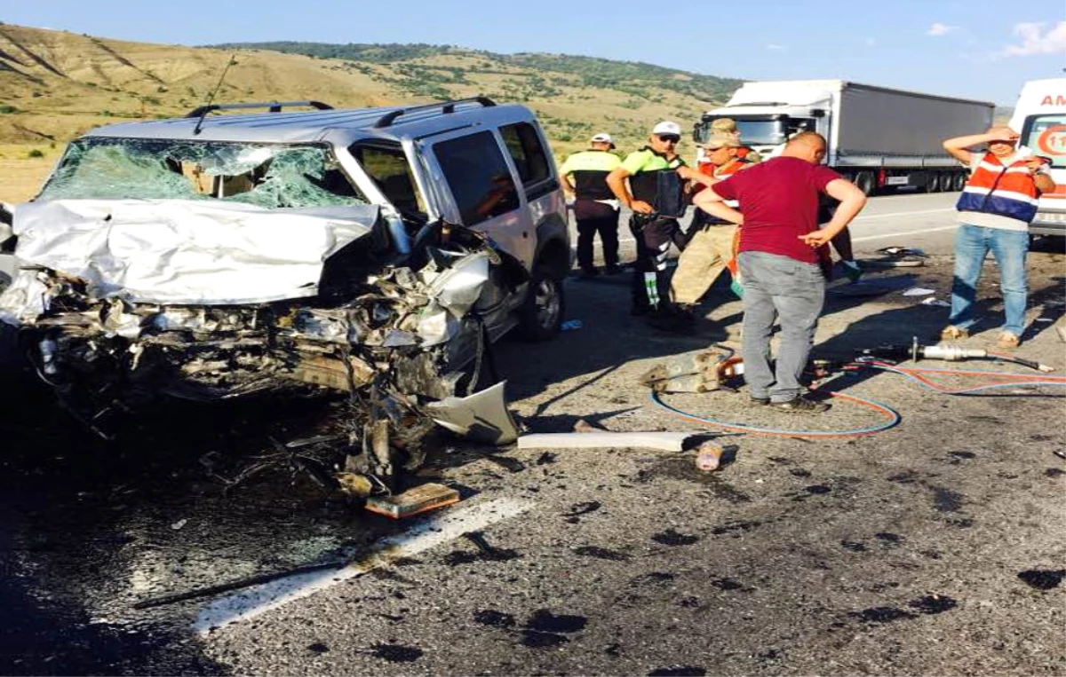 Erzincan\'da Trafik Kazası: 4 Ölü, 5 Yaralı