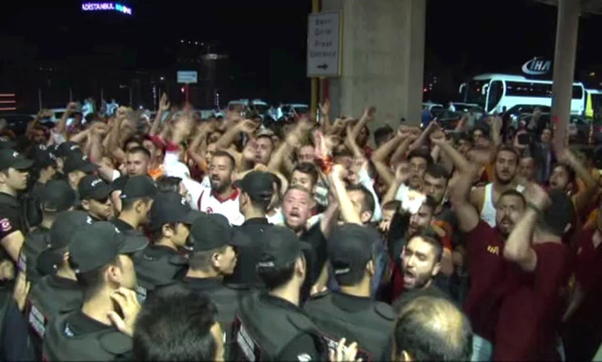 Galatasaray Taraftarından Yönetime Protesto
