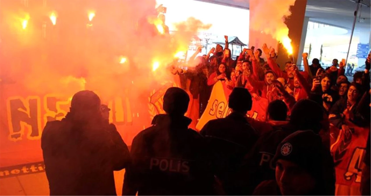 Galatasaraylı Taraftarlar, Florya\'da Protesto Gösterisi Yaptı