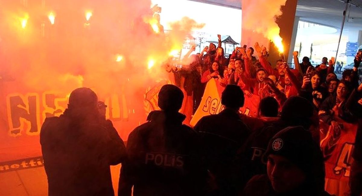 Galatasaraylı Taraftarlar Florya\'ya Akın Etti