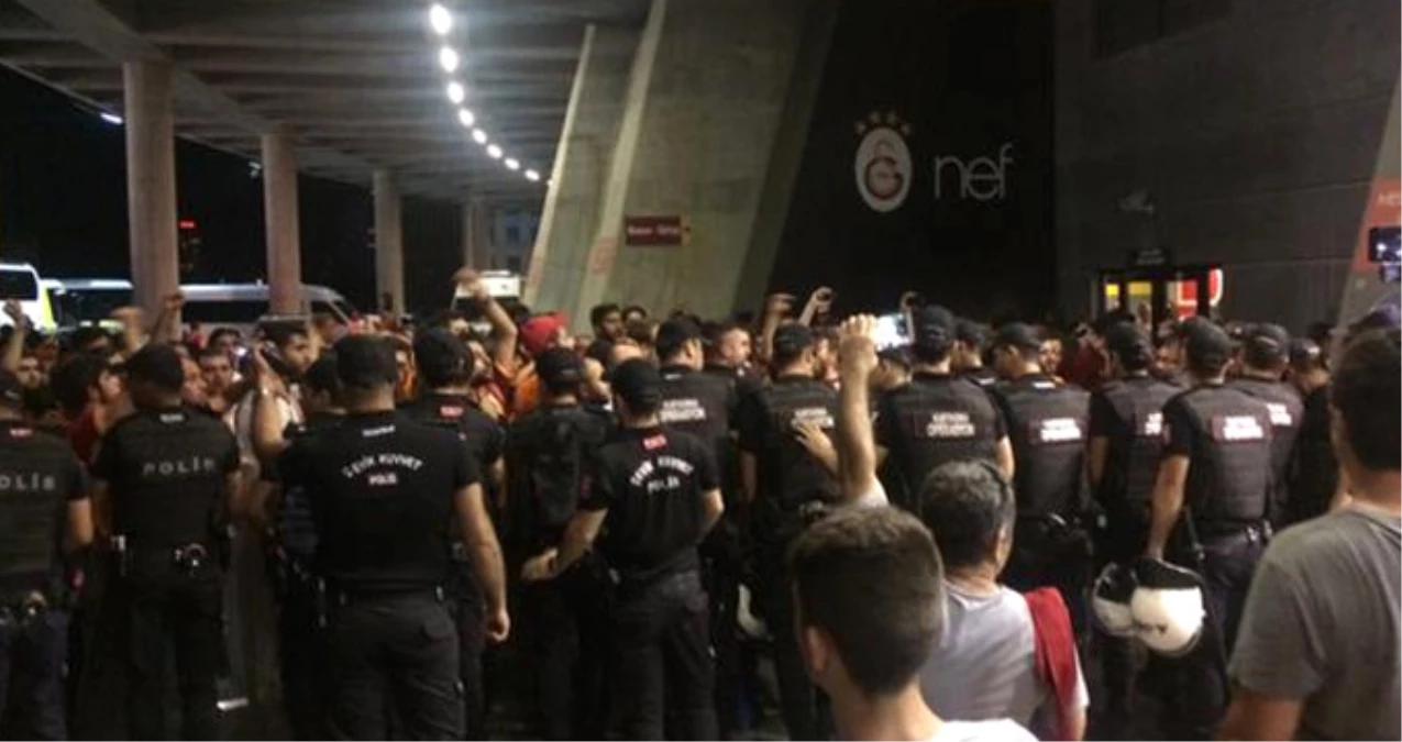 Galatasaraylı Taraftarlar, Protokol Tribününü Esir Aldı, Polis Müdahale Etti