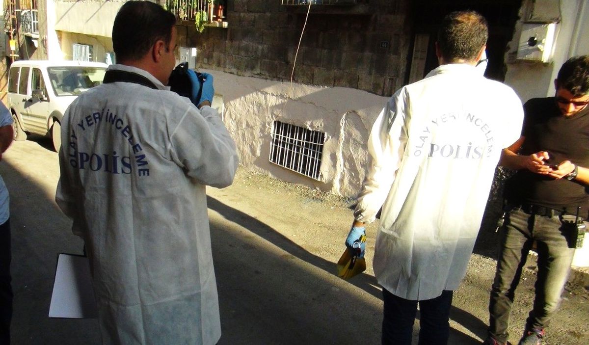Gaziantep\'te Polisin Baskın Yaptığı Evden 2 El Bombası Çıktı