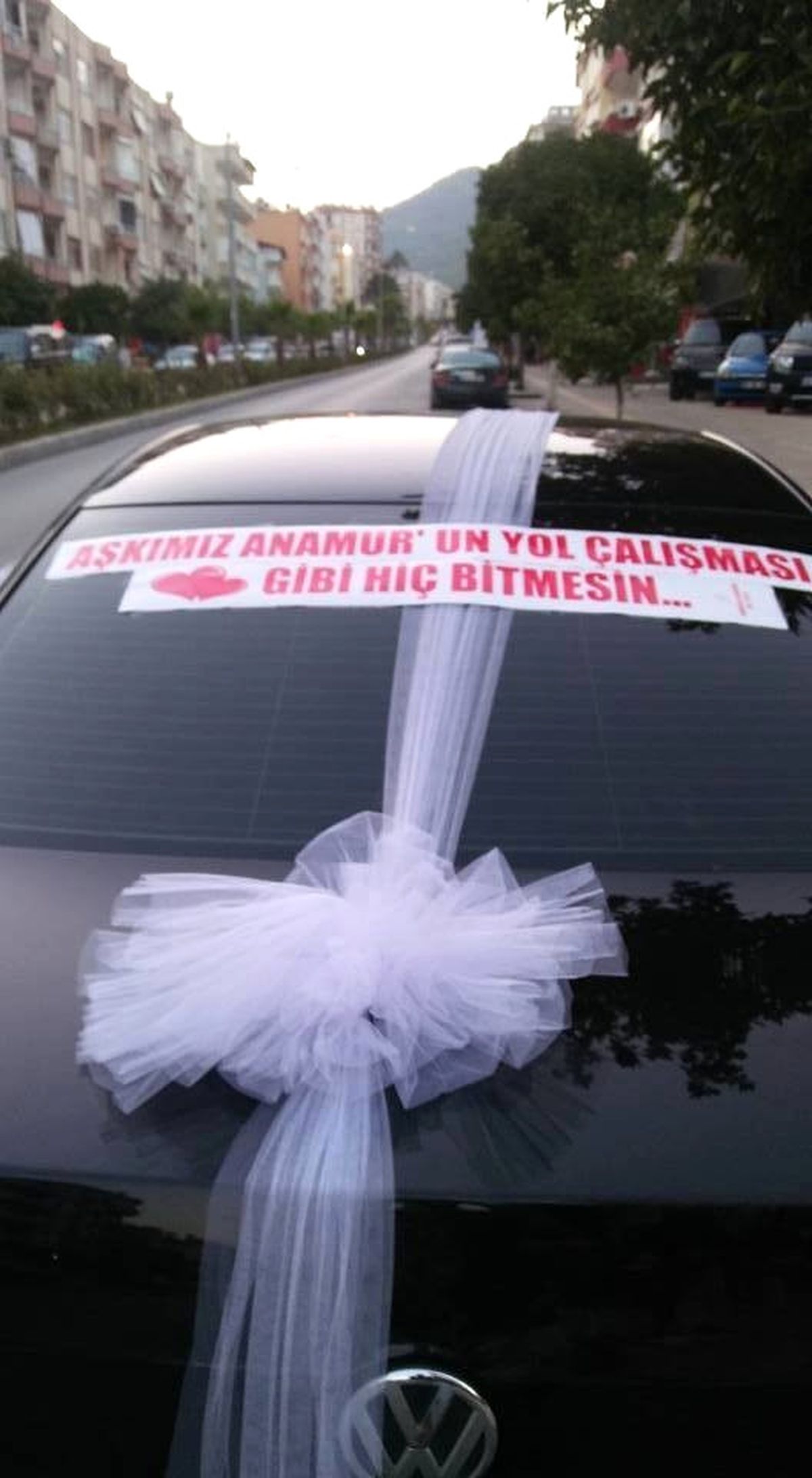 Gelin Arabasına, "Aşkımız Anamur\'un Yol Çalışması Gibi Hiç Bitmesin" Yazdırdı