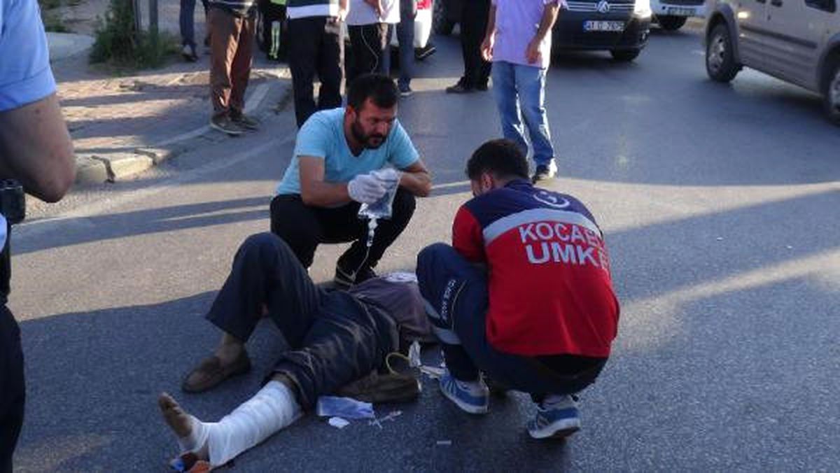 Hafif Ticari Araç Motosikletle Çarpıştı: 2 Yaralı