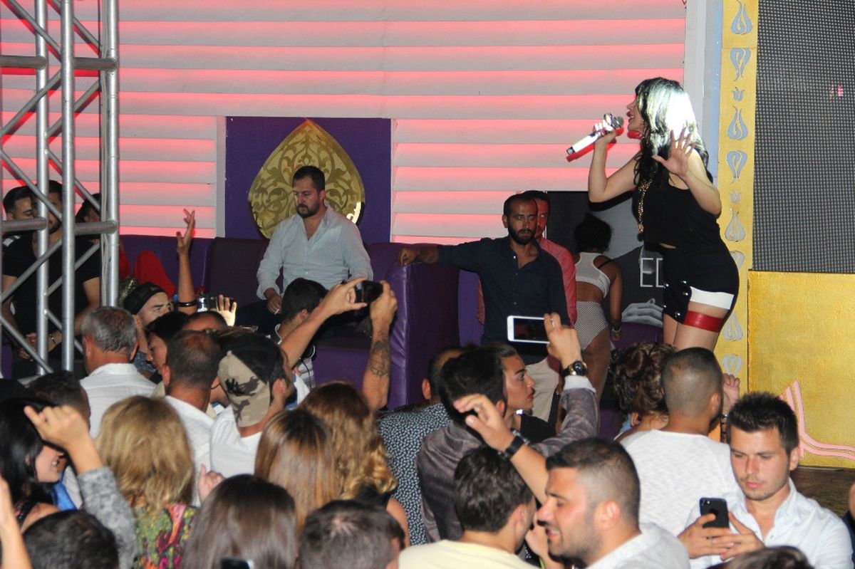 Hande Yener Bodrum\'u Salladı