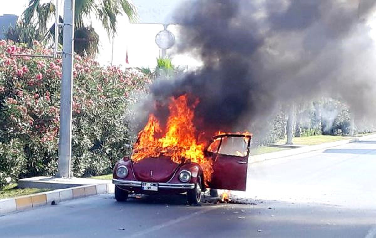 Hareket Halindeki Otomobil Alev Alev Yandı