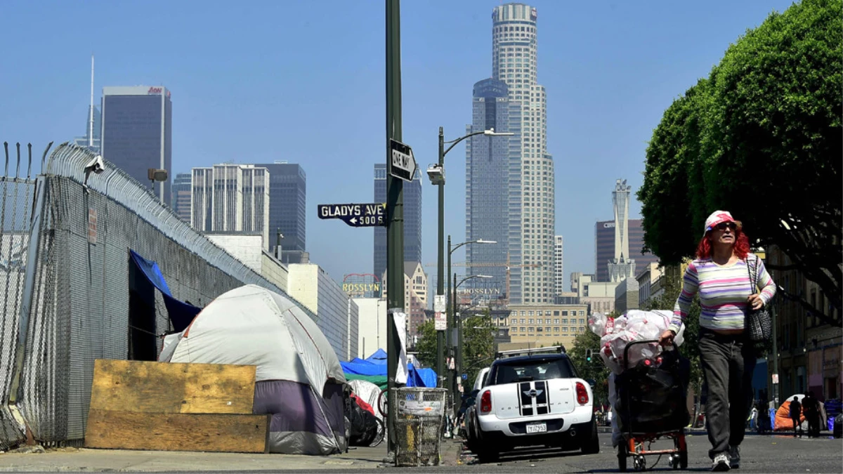 Los Angeles\'ın Ünlü Yolu Hollywood Bulvarı\'nda Yaşayan Evsizlerin Sayısı Artıyor