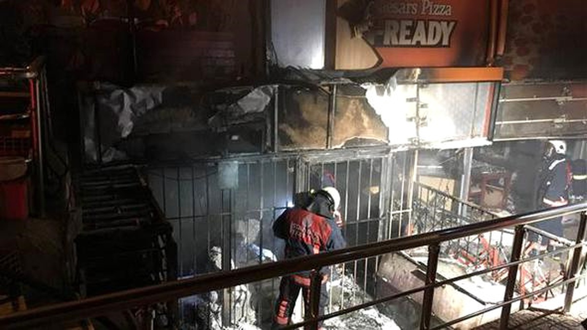 Kadıköy\'de Çıkan Yangın Mahalleliyi Sokağa Döktü