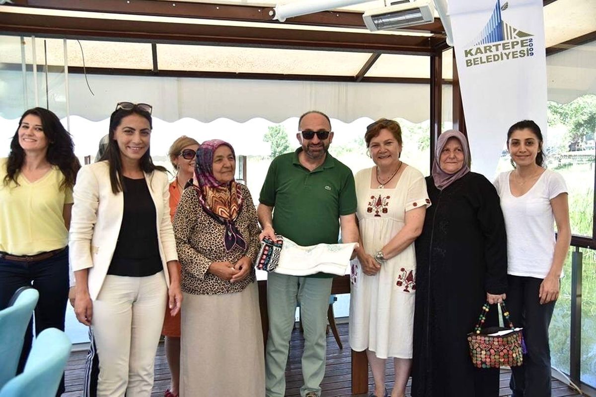 Kadınlar Kulubü\'nden Başkan Üzülmez\'e Hediye