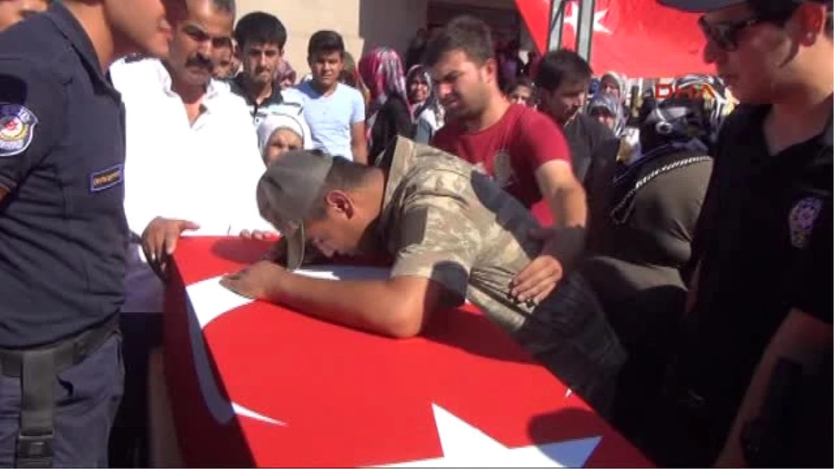 Kahramanmaraş \'Şaka Kurşunu\' Kurbanı Polisin Cenazesi Toprağa Verildi