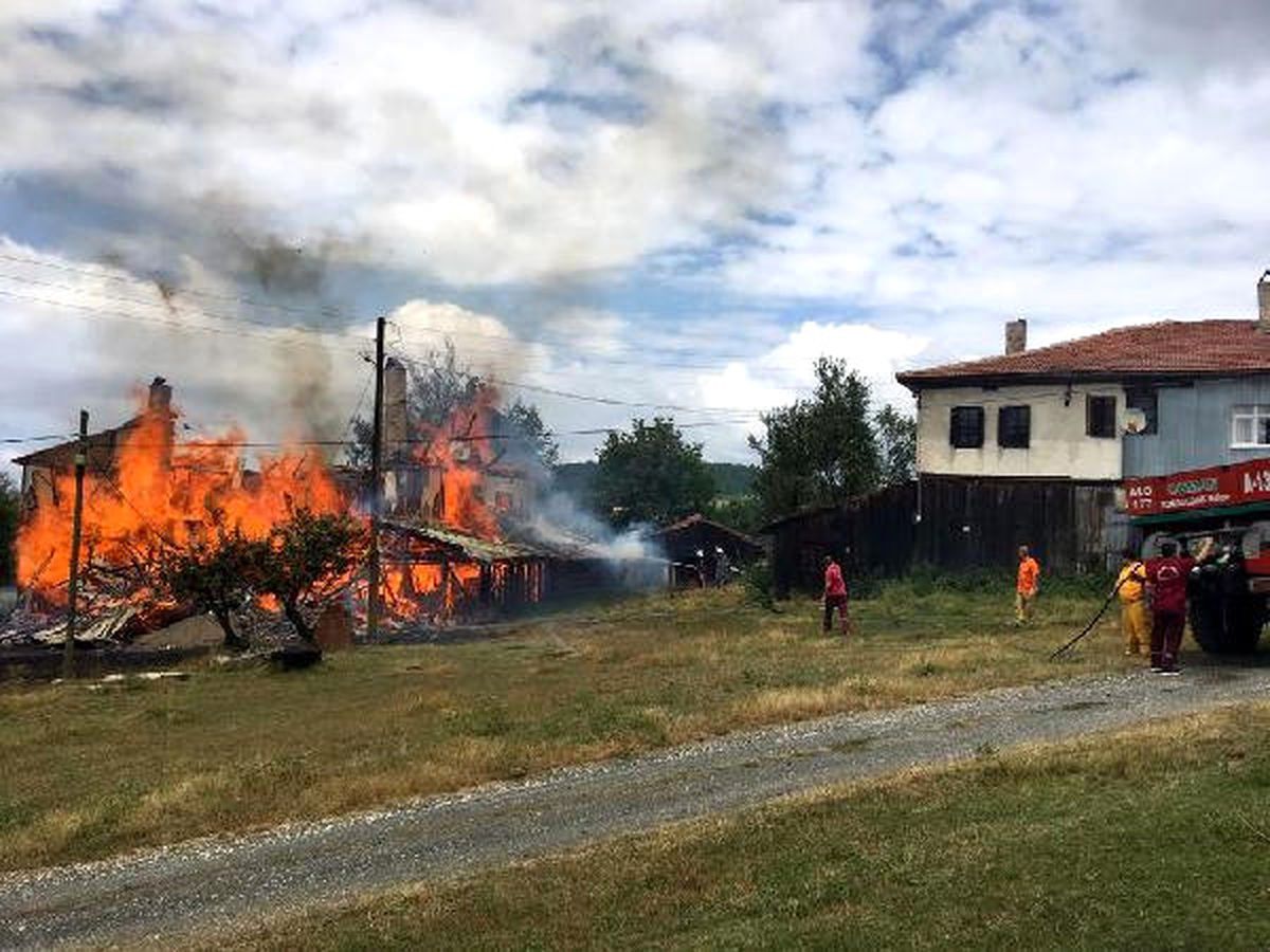 Karabük\'te Ev Yangınına Helikopterli Müdahale