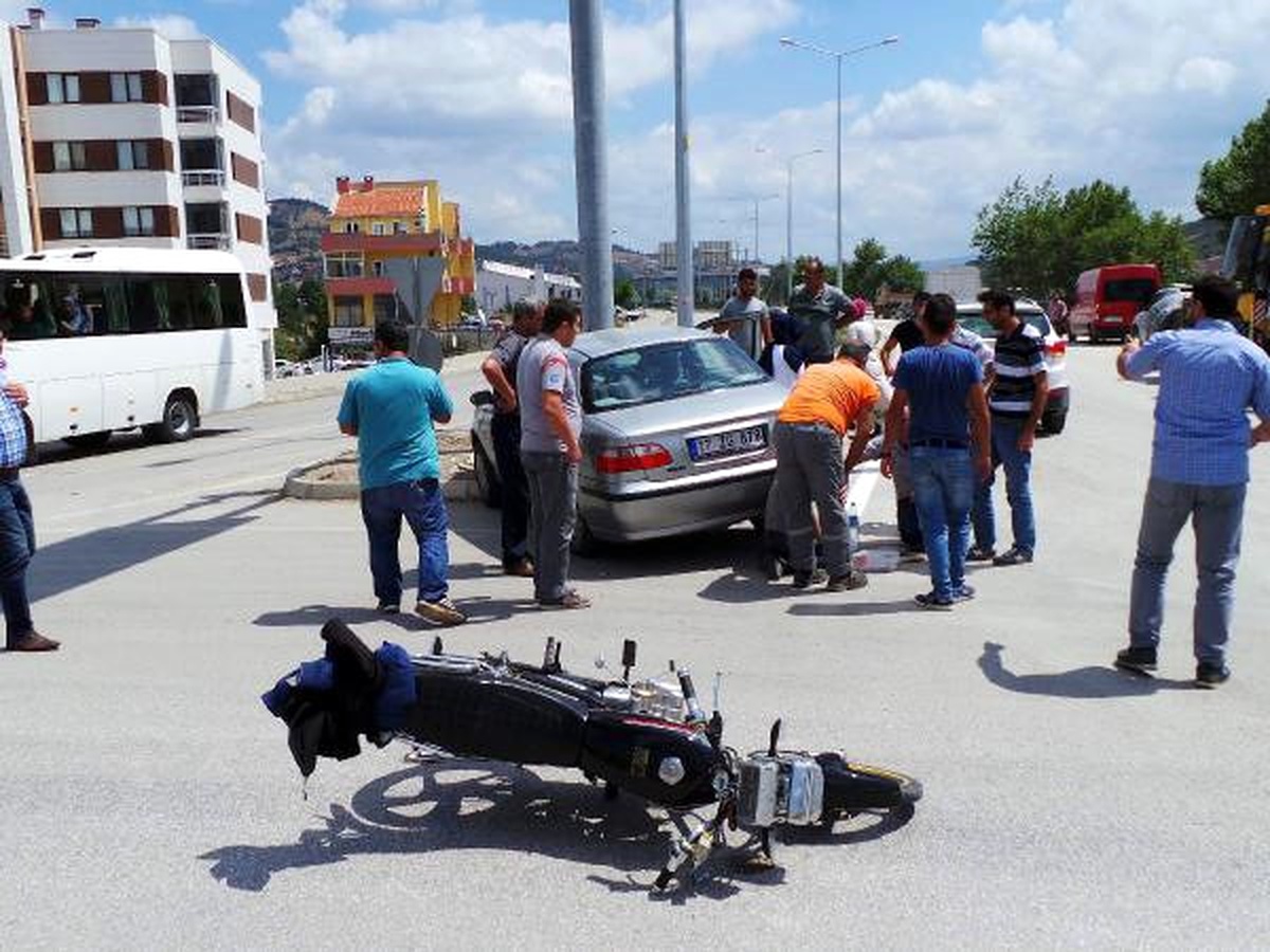 Kavşakta Otomobille Çarpışan Motosikletli Yaralandı